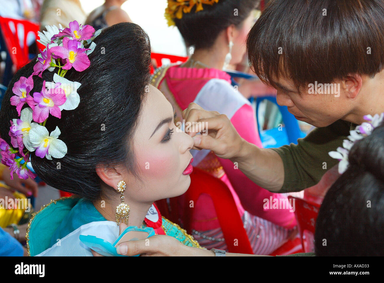 Konkurrent setzt sich für die Bo Sang Umbrella Festival-Schönheitswettbewerb in der Nähe von Chiang Mai Nord Thailand Stockfoto
