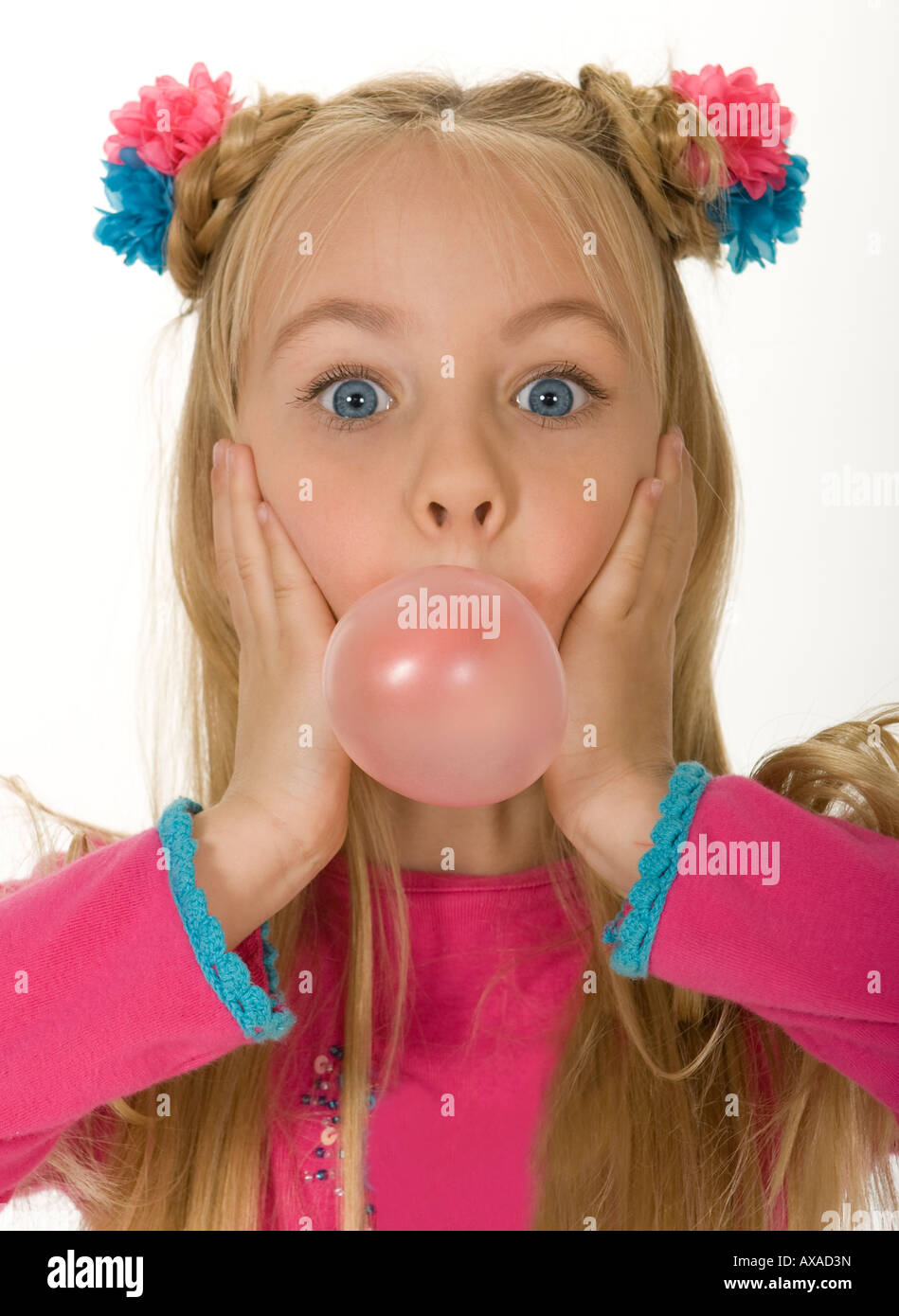 Bunte Porträt von 5 Einjahresmädchen Seifenblase (Gum). Weißen Hintergrund. Stockfoto