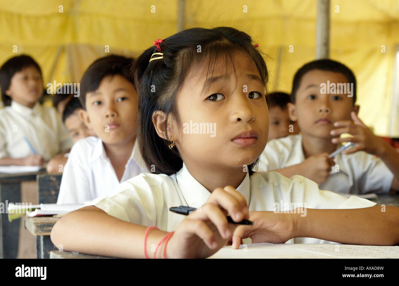 Kinder in einem Zelt Klassenzimmer, Madula, Indonesien Stockfoto