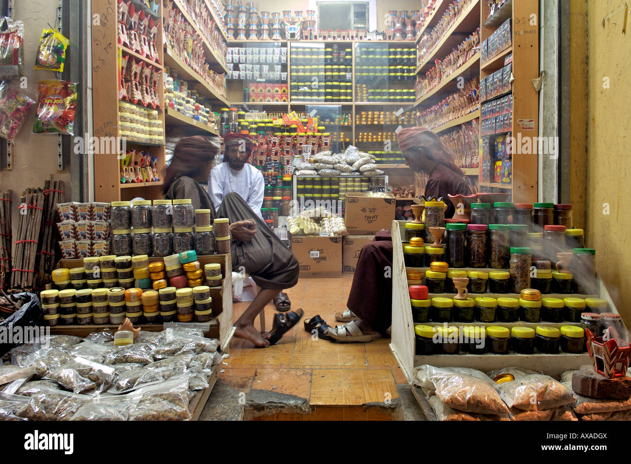 Gewürze und sortierte Ware für den Verkauf in einem Geschäft in Mutrah Souk in Muscat, der Hauptstadt des Sultanats Oman. Stockfoto