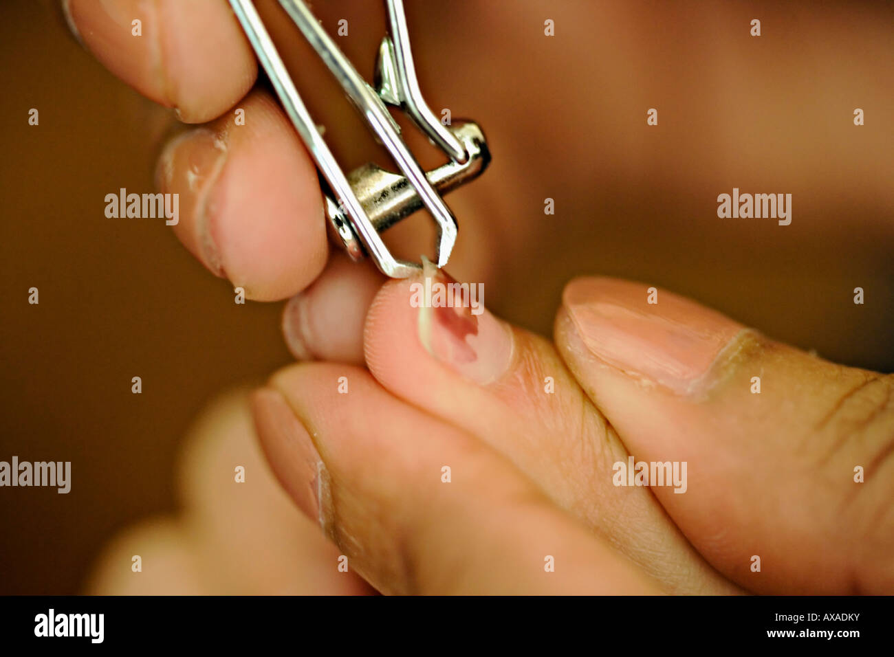 Mutter-Tochter s Nägel mit abgebrochenen Nagellack clips Stockfoto