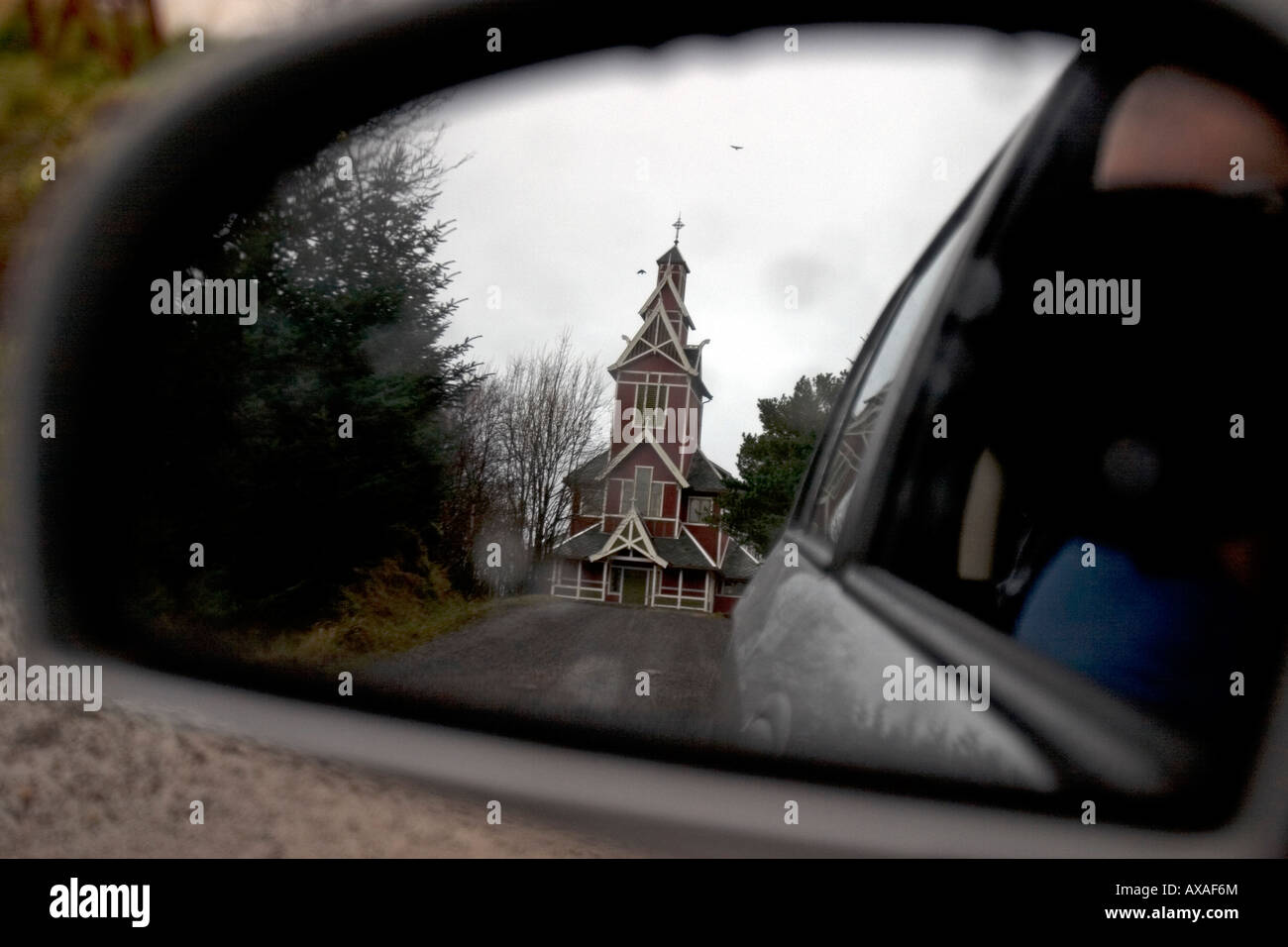 Kirche in Gravdal Lofoten-Inseln Norwegen im Rückspiegel. Stockfoto