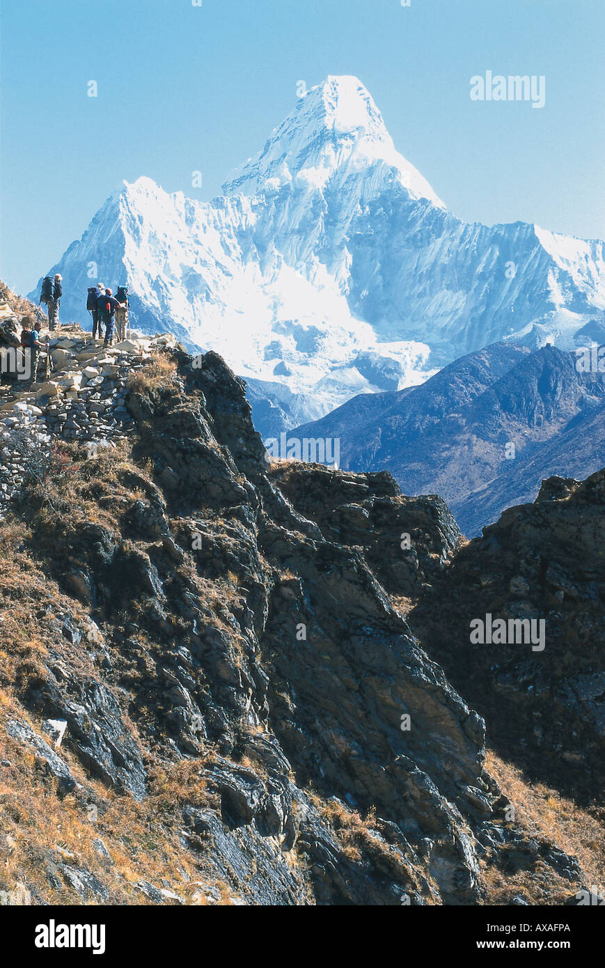 Blick in Richtung des Berges Ama Dablam, Bergsteiger im Hintergrund, Solu Khumbu, Himalaya, Nepal Stockfoto