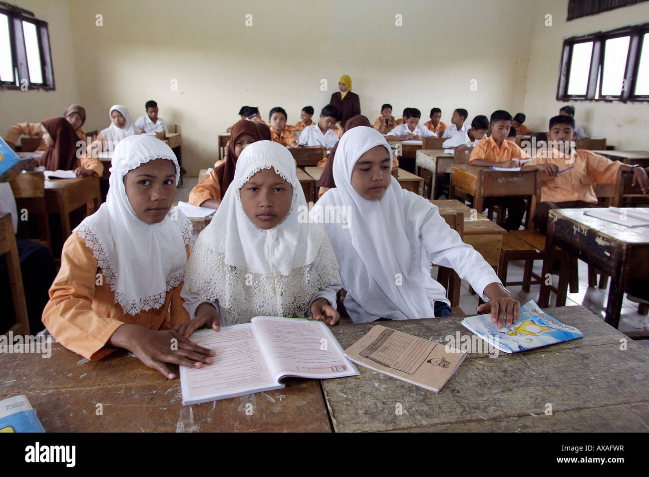 Mädchen mit einem Kopftuch in einem Klassenzimmer, Lamno, Indonesien Stockfoto