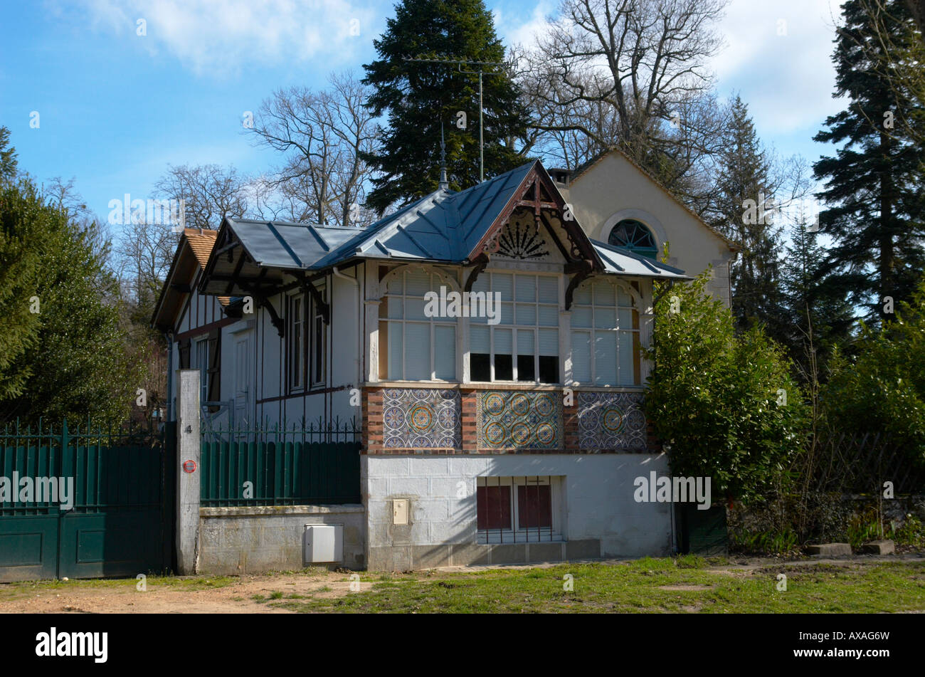 Haus am Rande des Waldes von Fontainebleau in Barbizon Frankreich Stockfoto