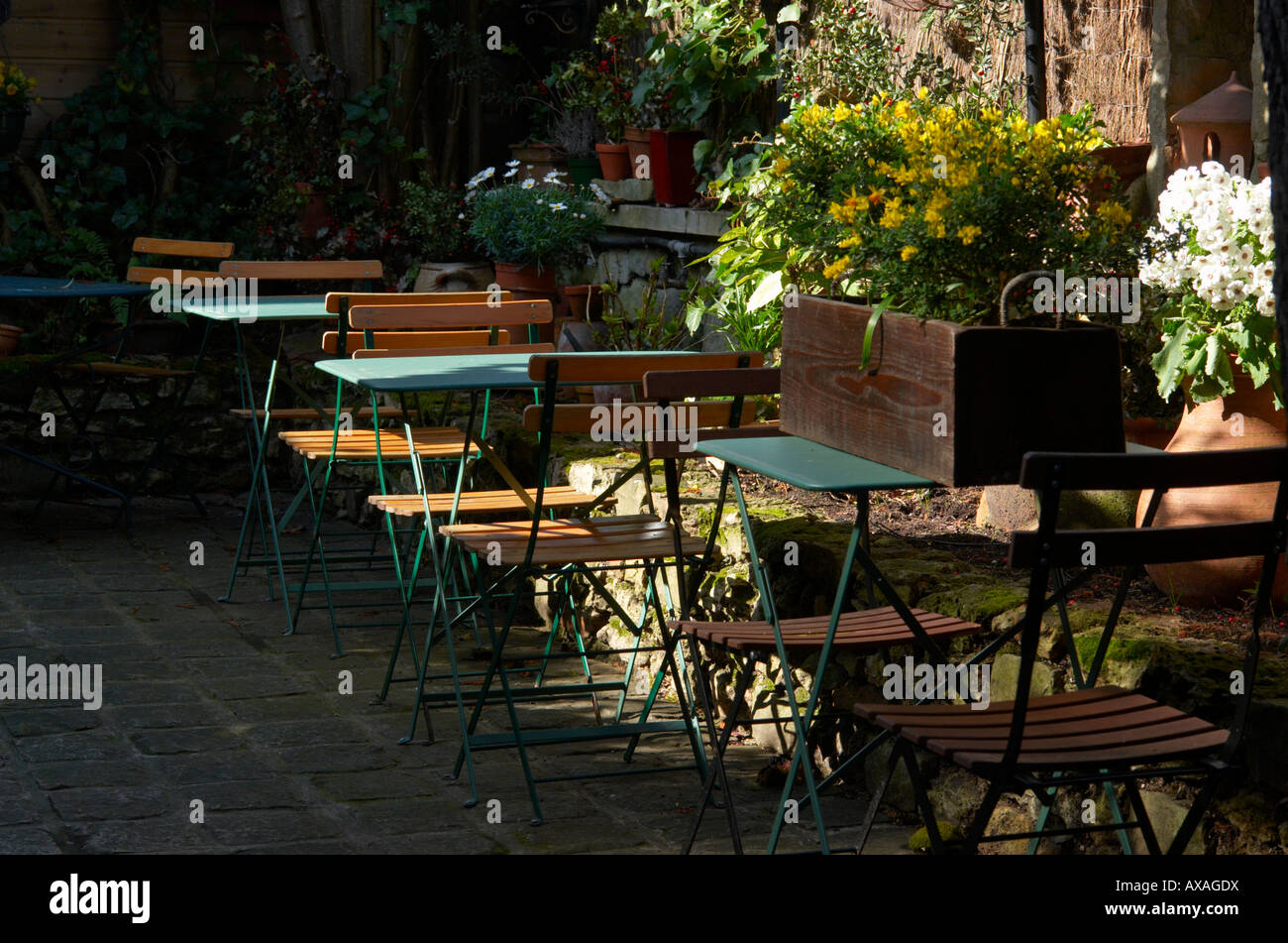 Außen Tische und Stühle in einem Café in Barbizon Frankreich Stockfoto