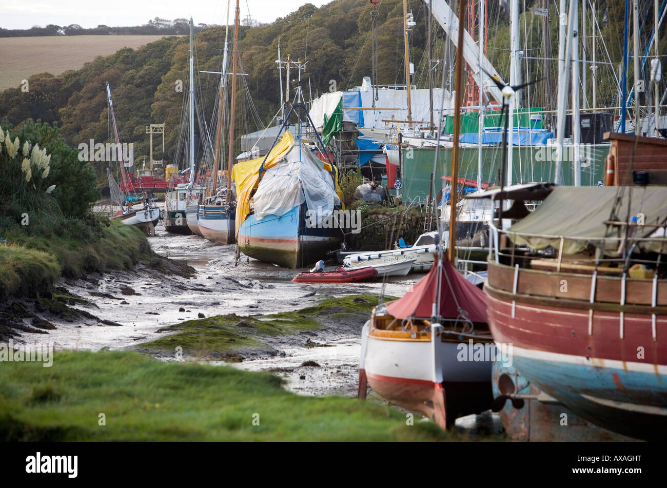 Der Bach bei Ebbe bei Gweek, Cornwall. Stockfoto