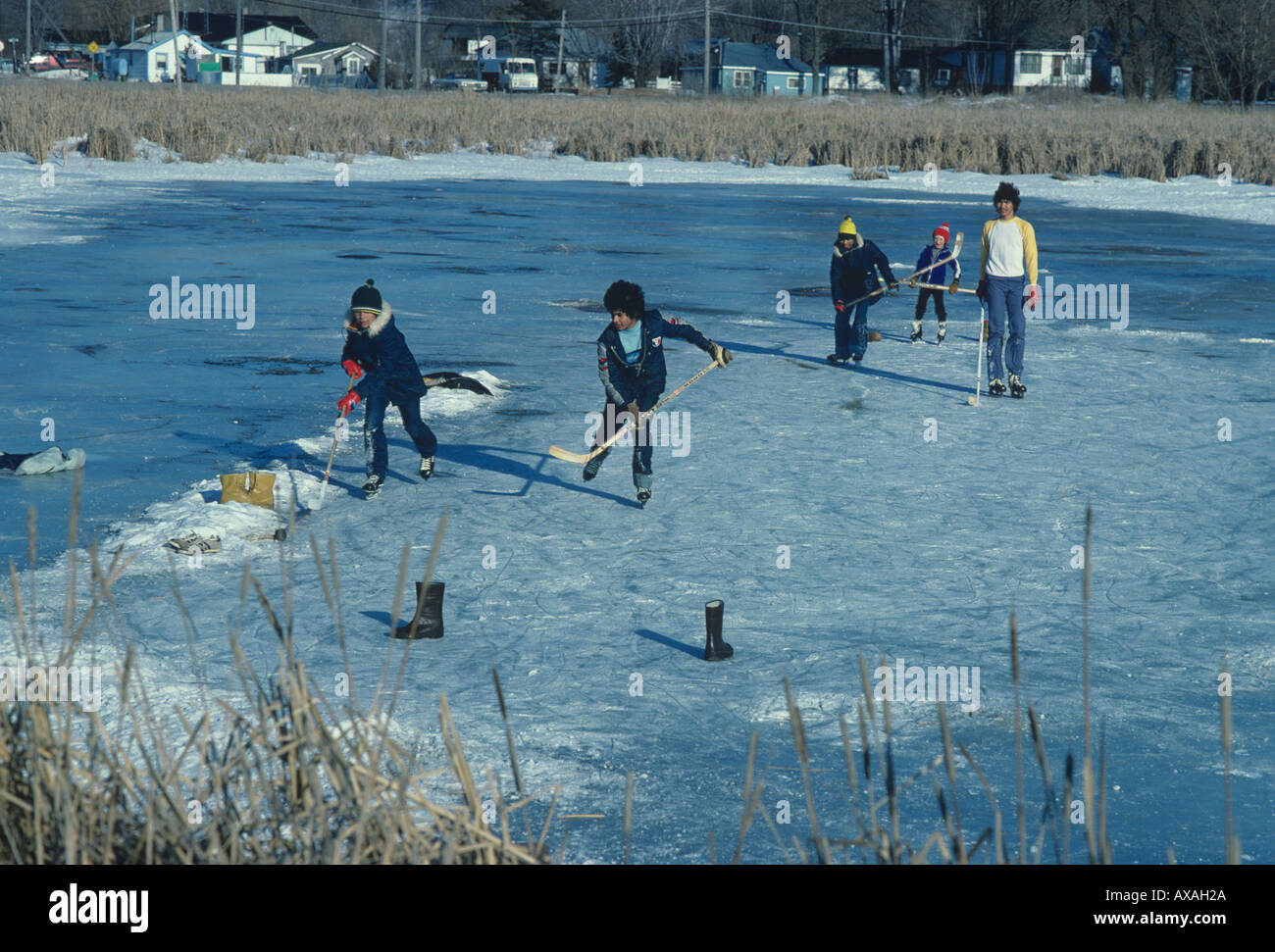 Kanadischen Jungs spielen Hockey auf einem zugefrorenen Teich Ontario Kanada Stockfoto