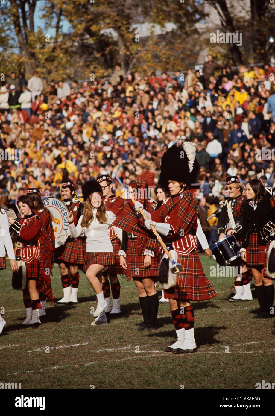 Queen s University Kingston Ontario Marching Band im Fußball Pause unterhält schottischen Links mit Tartan-Uniformen Stockfoto