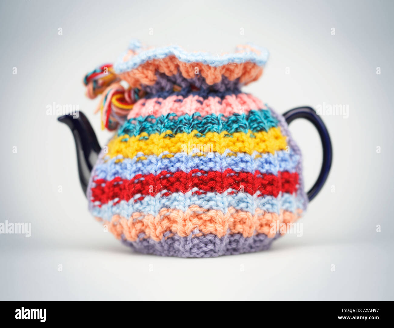 Traditionelle gestrickte Teekanne Teacosy Shallow Focus Blur Stockfoto