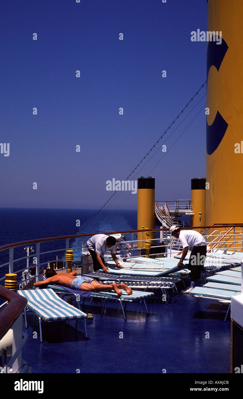 Tourist, Sonnenbaden auf der Costa Atlantica eine Geist-Klasse Kreuzfahrtschiff von Costa Crociere betrieben Stockfoto