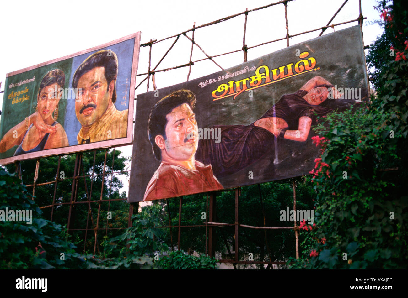 Handgemalte Plakate für einen tamilischen Film mit dem Titel „Arasiyal“, was in Indien mit „Politik“ fauauaturierenden Schauspielern in Kleidung aus der 90er-Zeit übersetzt wird Stockfoto