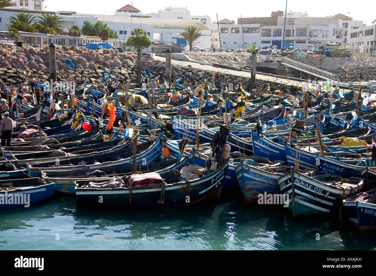 Agadir Fischerhafen, Marokko, Nord-West-Afrika. Blaue  Angelboote/Fischerboote im Hafen. Petit Port de peche Stockfotografie -  Alamy