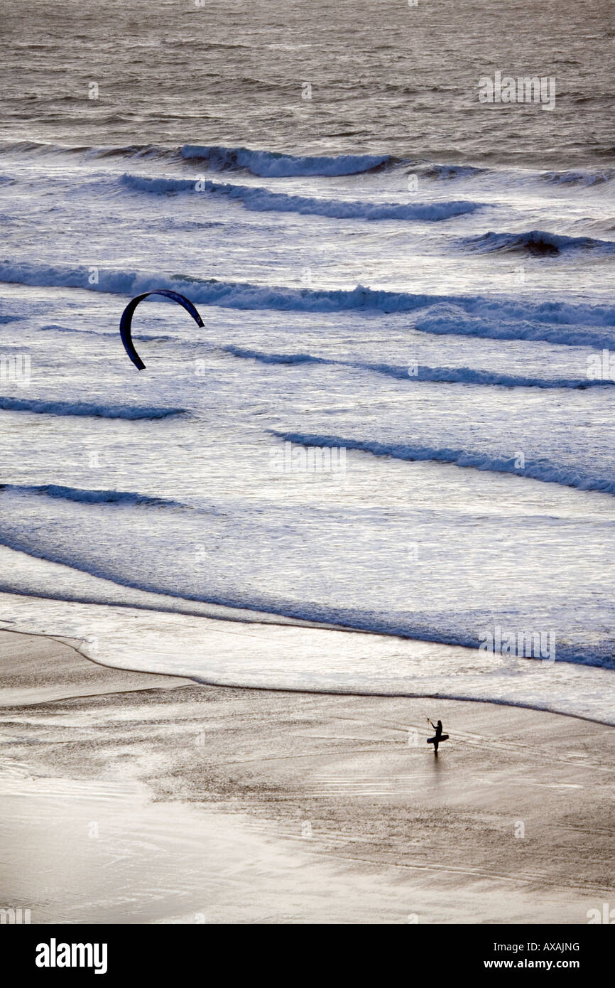 Kitesurfer im Watergate Bay in der Nähe von Newquay, Cornwall Surf Coast Wellen Linien Strand Wassersport aufrecht Stockfoto