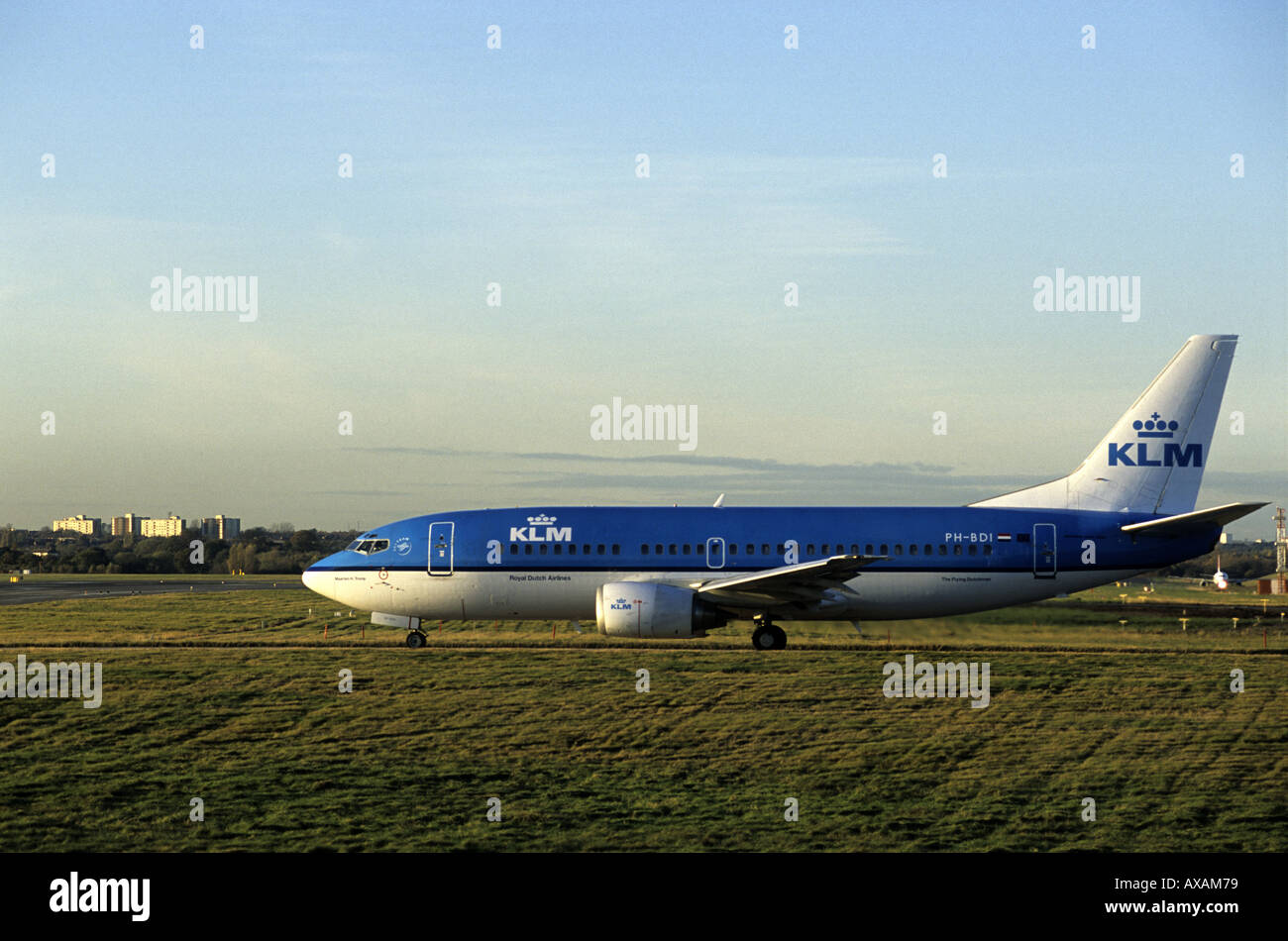 KLM Boeing 737 Flugzeug Rollen am Flughafen Birmingham, West Midlands, England, UK Stockfoto