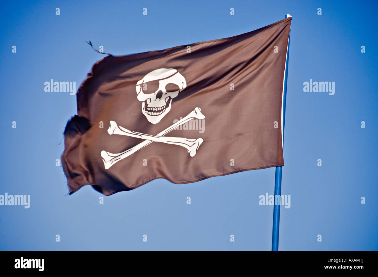 Piratenflagge im Wind am blauen Himmel. Stockfoto