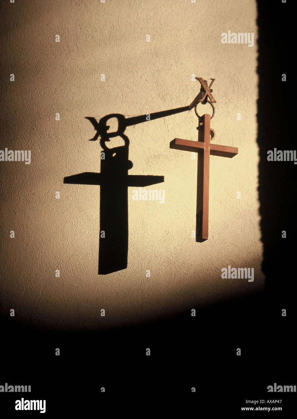 NMB74445 konzeptionelle und symbolisches Bild von Gott Jesus Christus und Holzkreuz und Schatten an der Wand Stockfoto