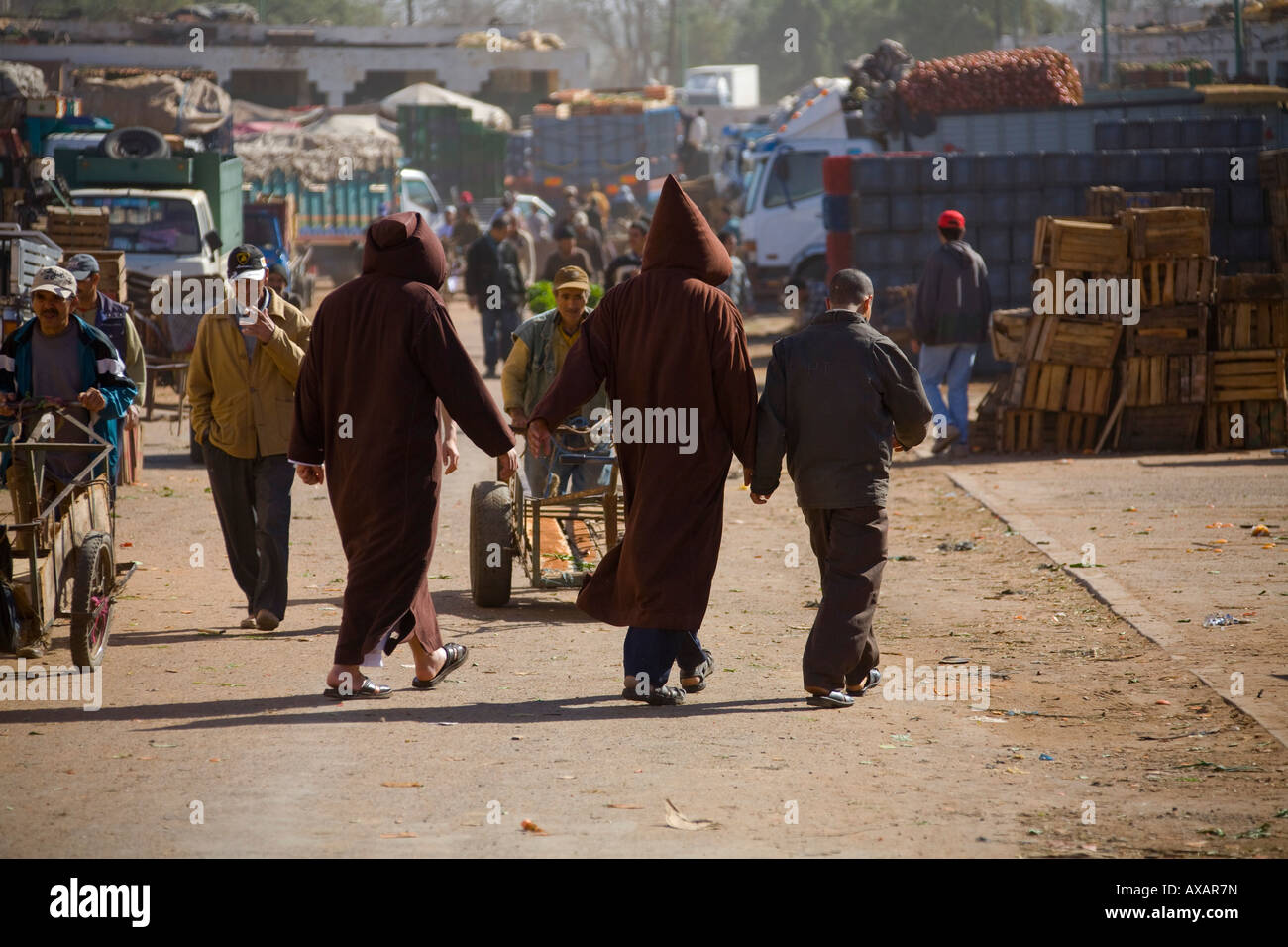 Agadir-Markt, Marokko, West-Afrika. Männer tragen Jeleba mit Spitzen Kapuze. Typische Frack. Stockfoto