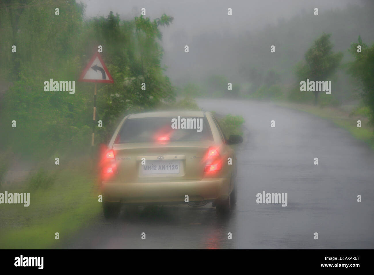 SSK73932 schweren Monsunregen auf Straße in Richtung Mulshi See Pune Maharashtra, Indien Stockfoto
