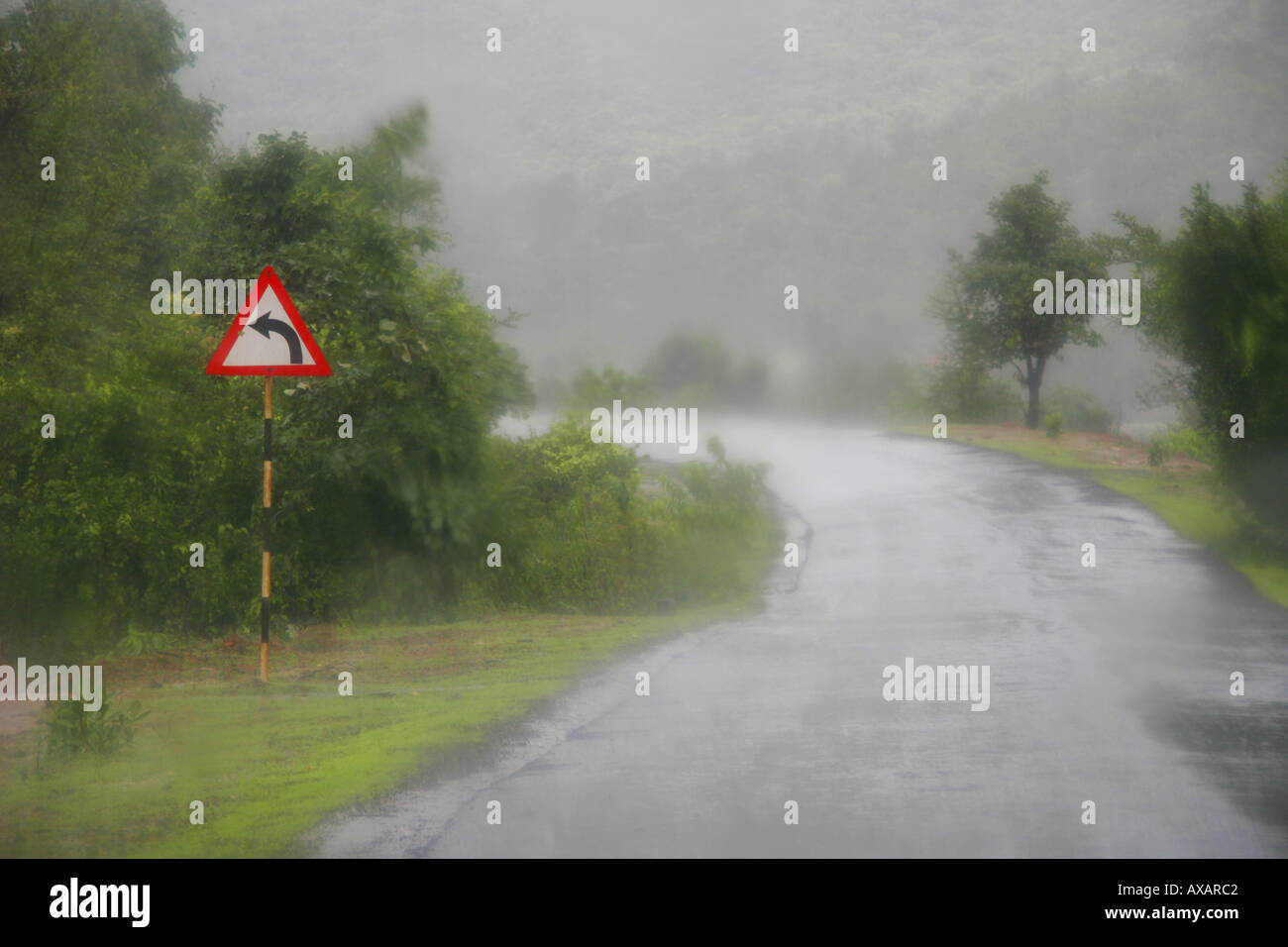 Links geht es auf der Straße mit Monsunregen auf dem Weg nach mulshi Lake Pune, Maharashtra Indien Stockfoto