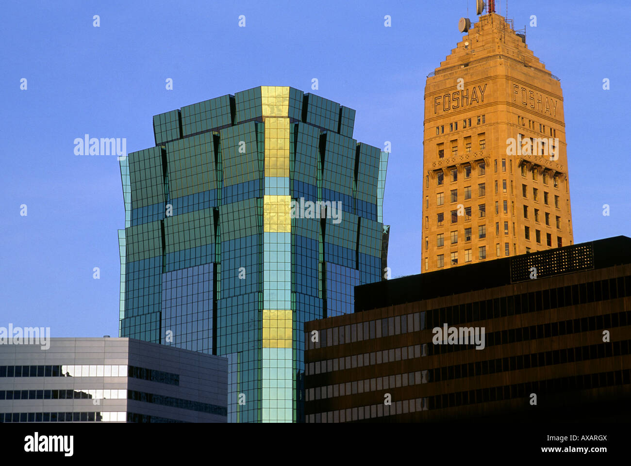 EINE MISCHUNG AUS ALTER UND NEUER ARCHITEKTUR IN MINNEAPOLIS, MINNESOTA. EIN TURM T & T UND W MINNEAPOLIS - FOSHAY HOTEL. Stockfoto