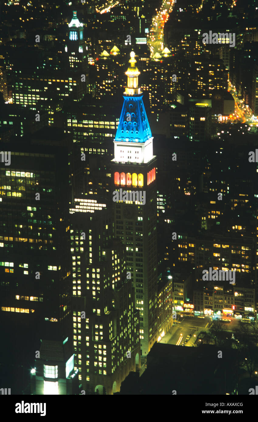 Manhattan Wolkenkratzer nachts beleuchtet. Stockfoto