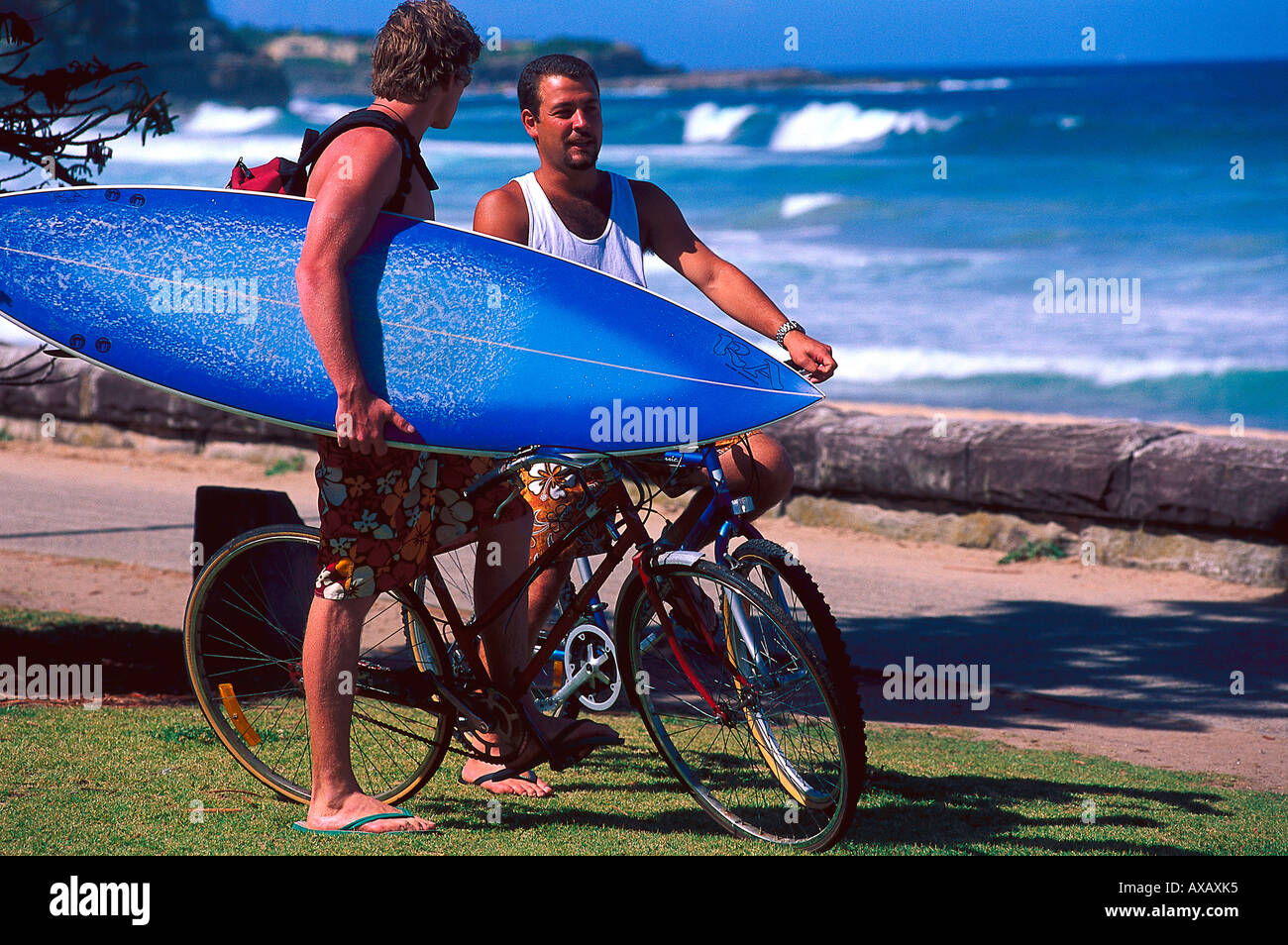 Surfer Auf Dem Fahrrad, Manly Beach, New South Wales Australien Stockfoto