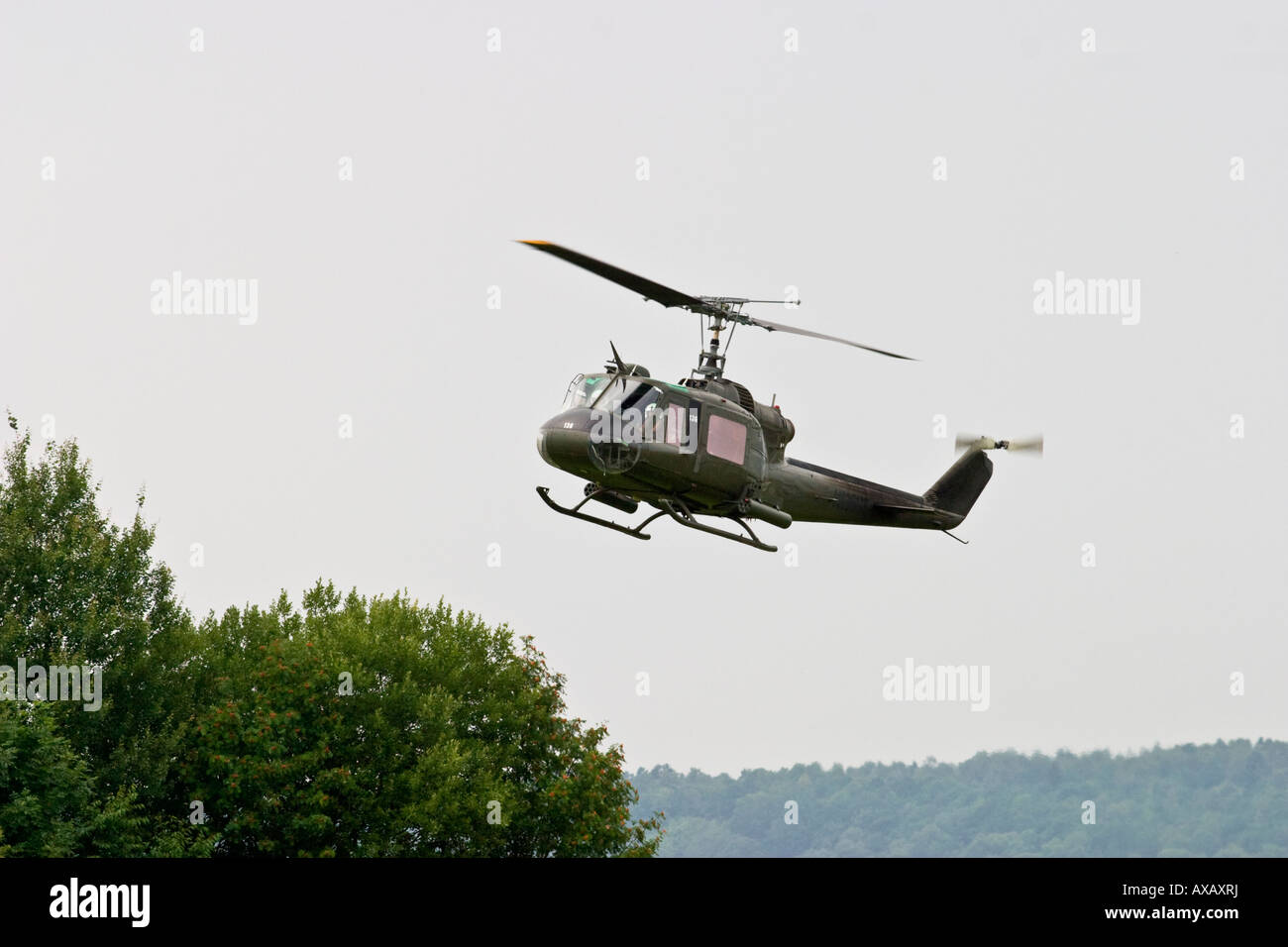 Alten huey Hubschrauber am Himmel Stockfoto