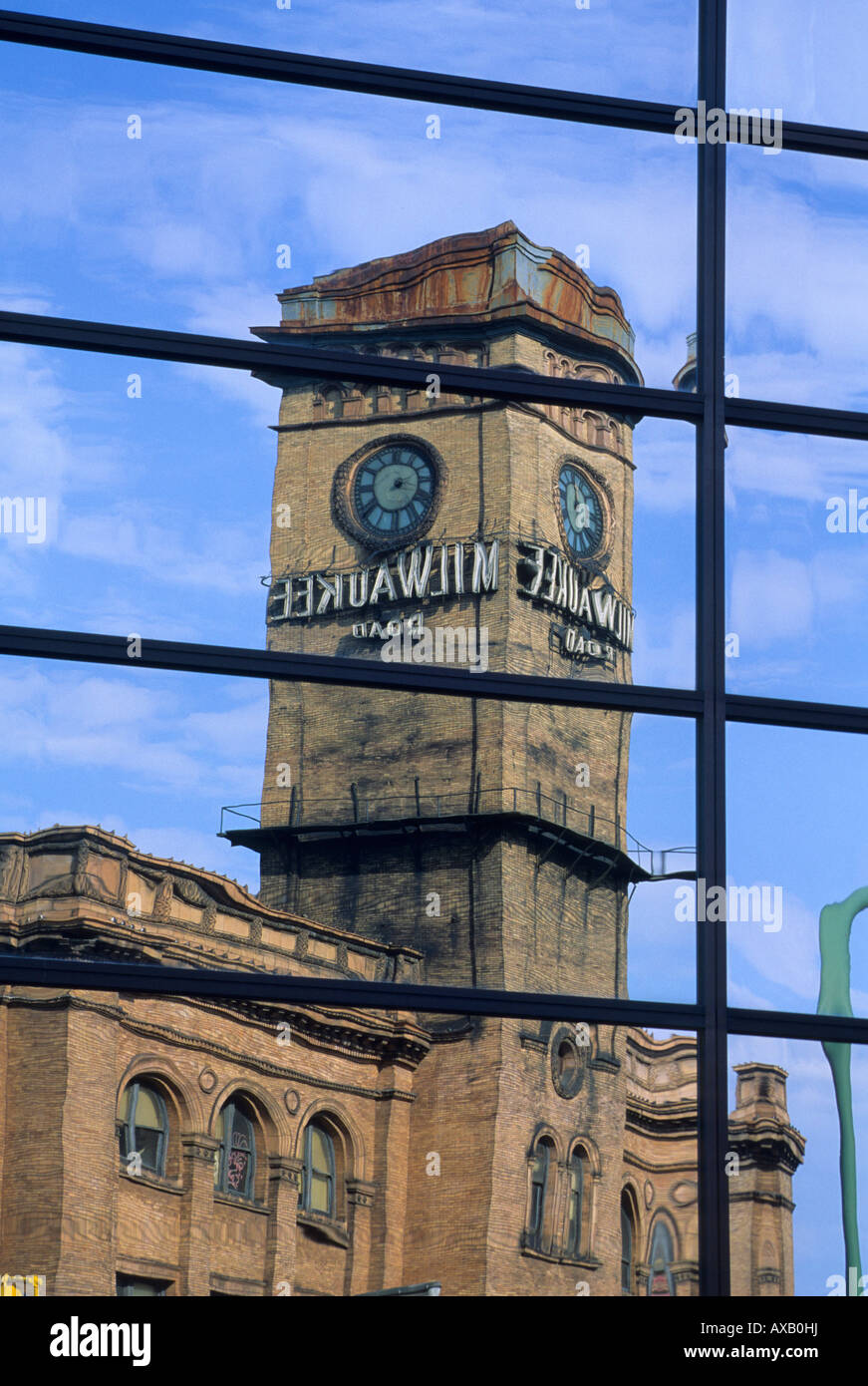 REFLEXION DES HISTORISCHEN MILWAUKEE ROAD DEPOT IM BÜROGEBÄUDE-FENSTER.  MINNEAPOLIS, MINNESOTA. Stockfoto