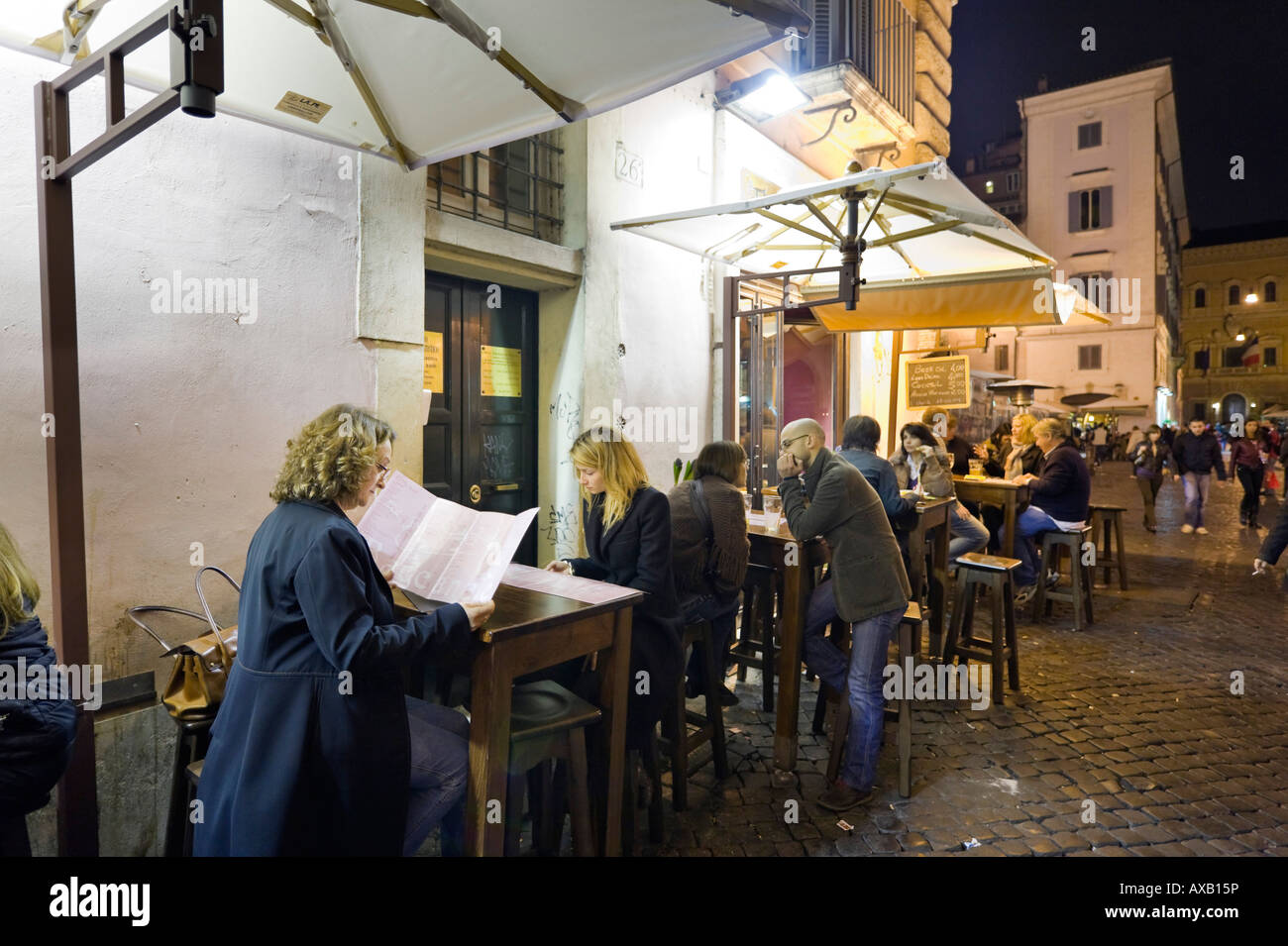 Typisches Café in der Nacht direkt an der Piazza Campo de Fiori, Altstadt, Rom, Italien Stockfoto