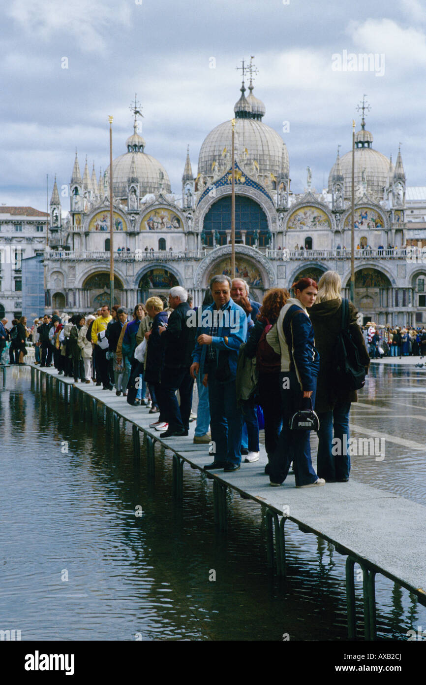 Italien Venedig Acqua Alta Hochwasser überflutet St Mark s Square Stockfoto