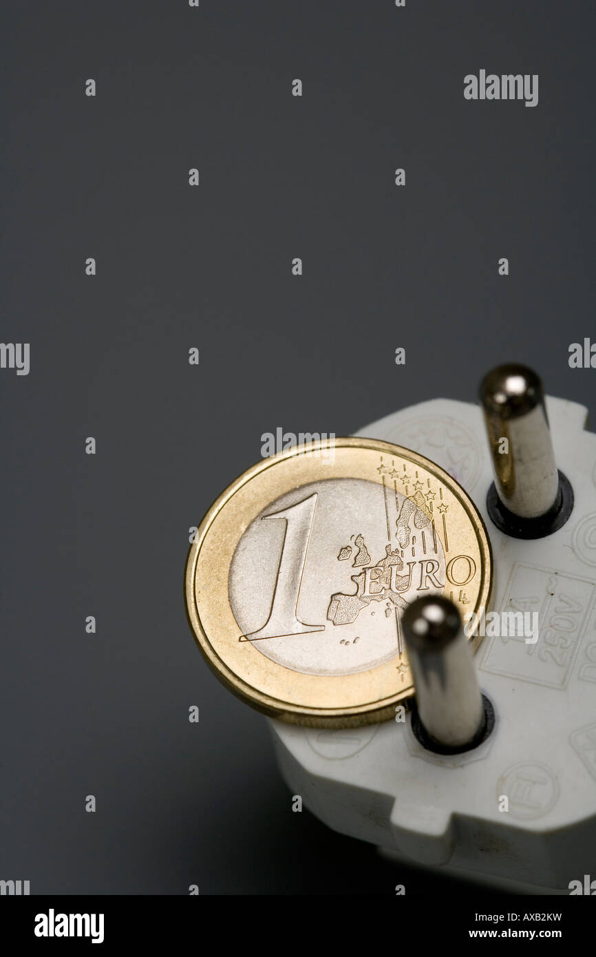 1-Euro-Münze und Stecker Symbol Strom bewerten Energiepreis Stockfoto
