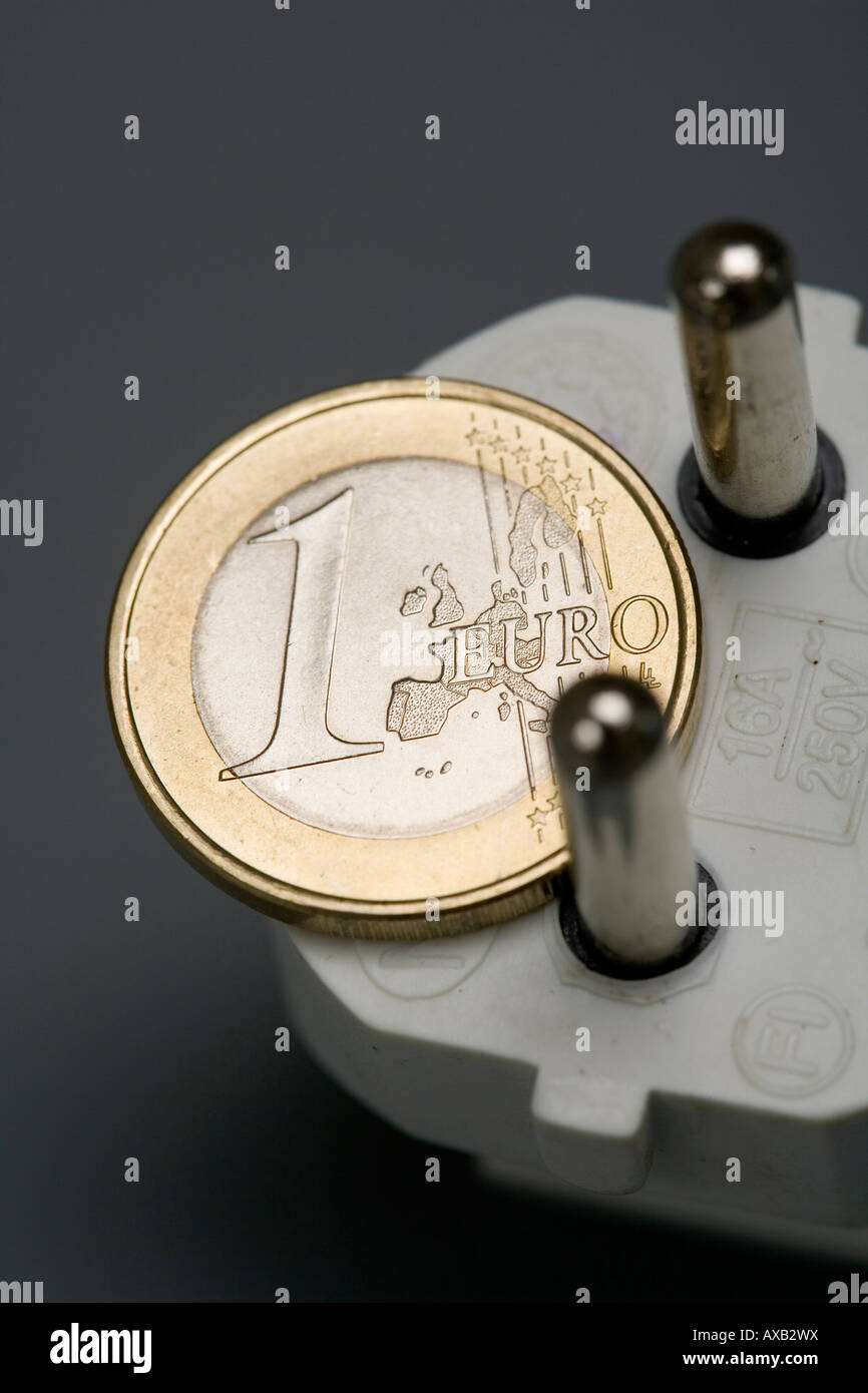1-Euro-Münze und Stecker Symbol Strom bewerten Energiepreis Stockfoto
