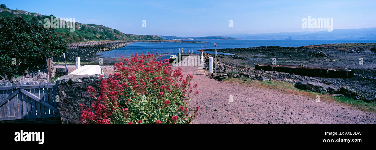 Firth of Clyde von der Anlegestelle auf der Insel wenig oder Wee Cumbrae Scotland UK Stockfoto