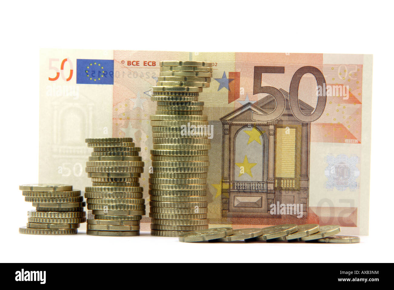 europäische Geld haufenweise Münzen und fünfzig Euro Bancknote Hintergrund isoliert Wirtschaft und Finanzen Stockfoto