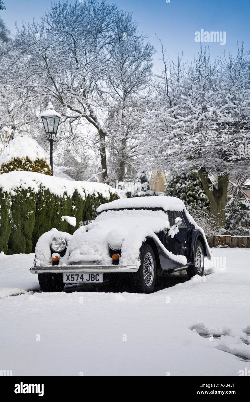 Morgan Sports Car mit Schnee bedeckt Stockfoto