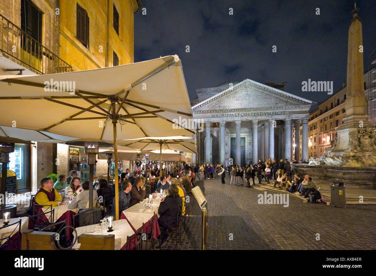 Bürgersteig-Restaurant und das Pantheon in der Nacht, Piazza della Rotonda, Altstadt, Rom, Italien Stockfoto