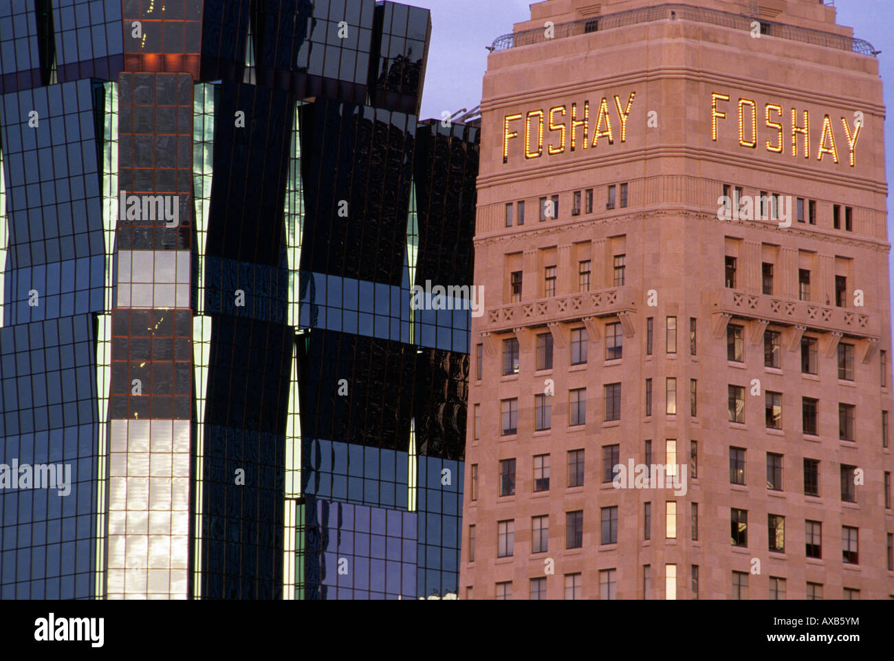 EIN T & T TOWER UND HISTORISCHEN FOSHAY TOWER, JETZT DER FOSHAY HOTEL IN DIE INNENSTADT VON MINNEAPOLIS, MINNESOTA. Stockfoto