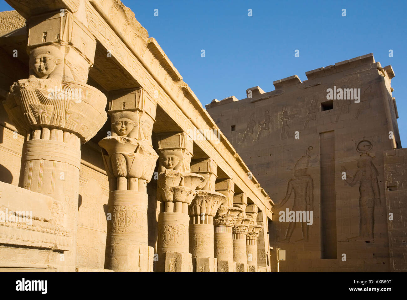 Mammisi und zweiten Pylon mit Papyriform Kapitellen und Gesicht der Hathor mit Kuhohren in dem Tempel der Isis Philae Tempel Assuan Stockfoto