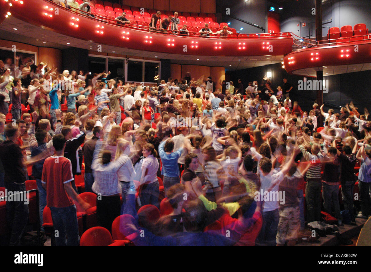 vollen Theatersaal von hinten gesehen Stockfoto