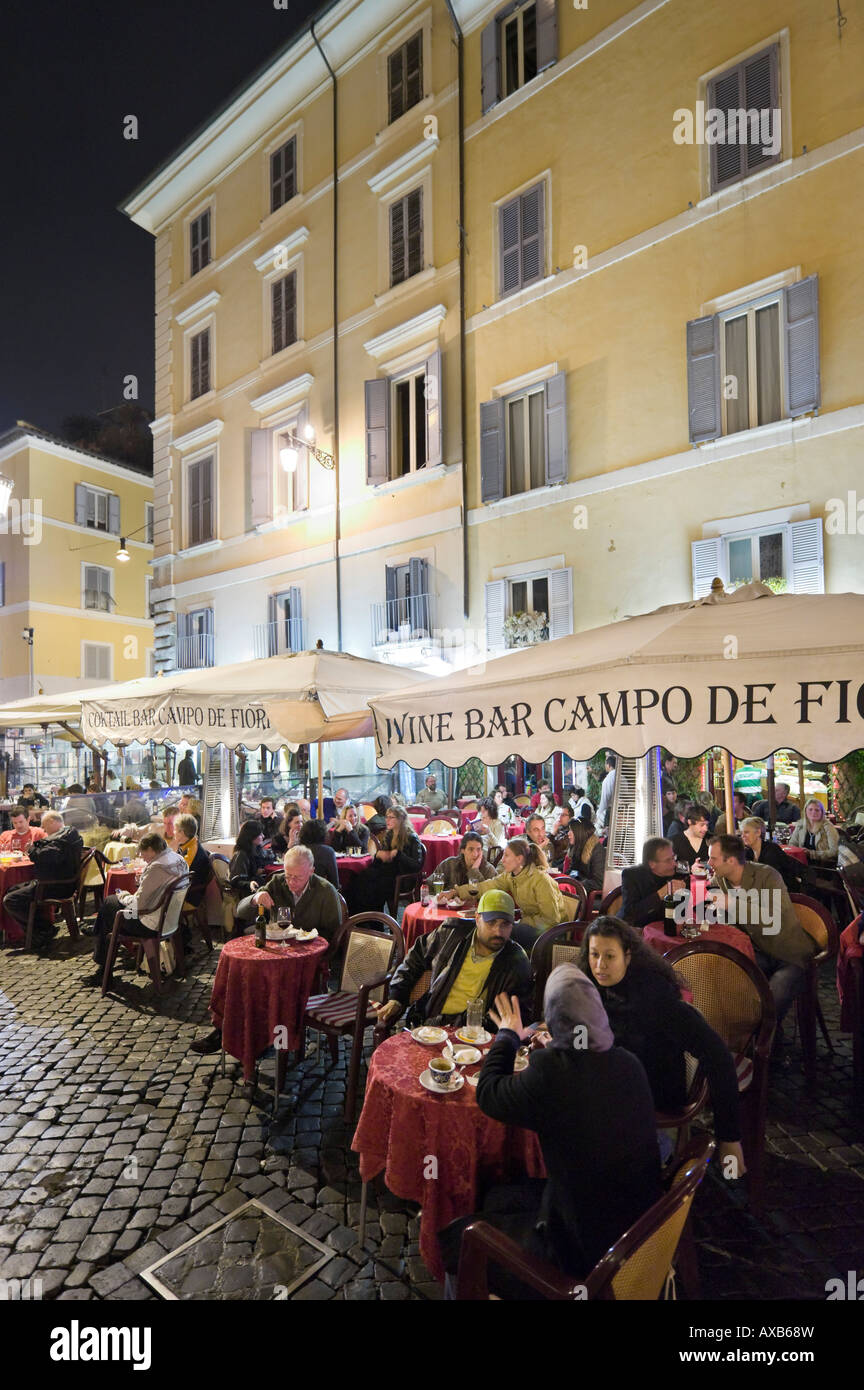 Weinbars &amp; Weinstuben in der Nacht, Piazza Campo de Fiori, Altstadt, Rom, Italien Stockfoto