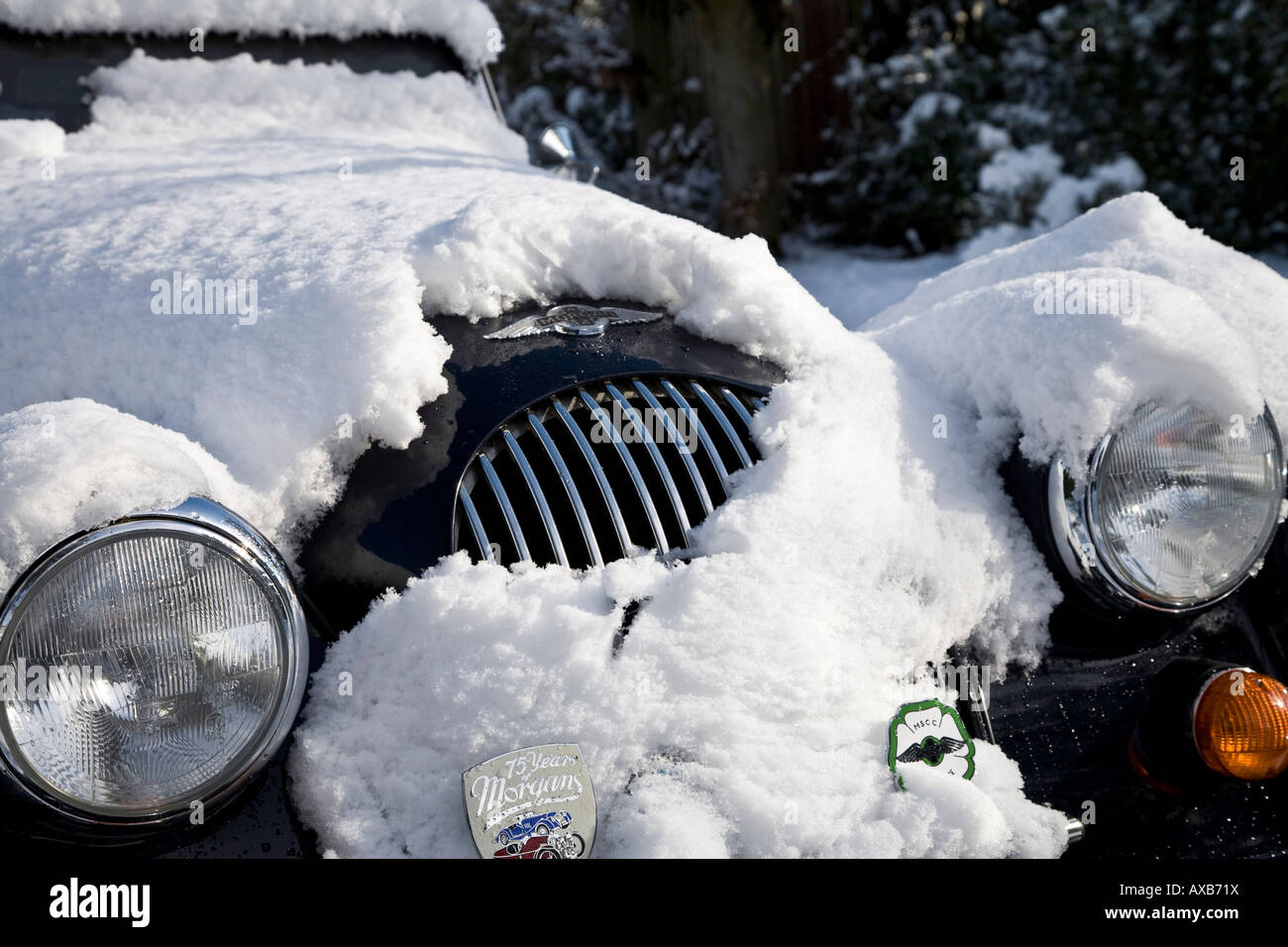 Kühlergrill von einem Morgan Sports Car mit Schnee bedeckt Stockfoto