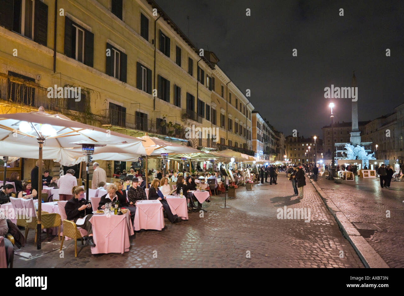 Bürgersteig-Restaurant in der Nacht, Piazza Navona, Altstadt, Rom, Italien Stockfoto