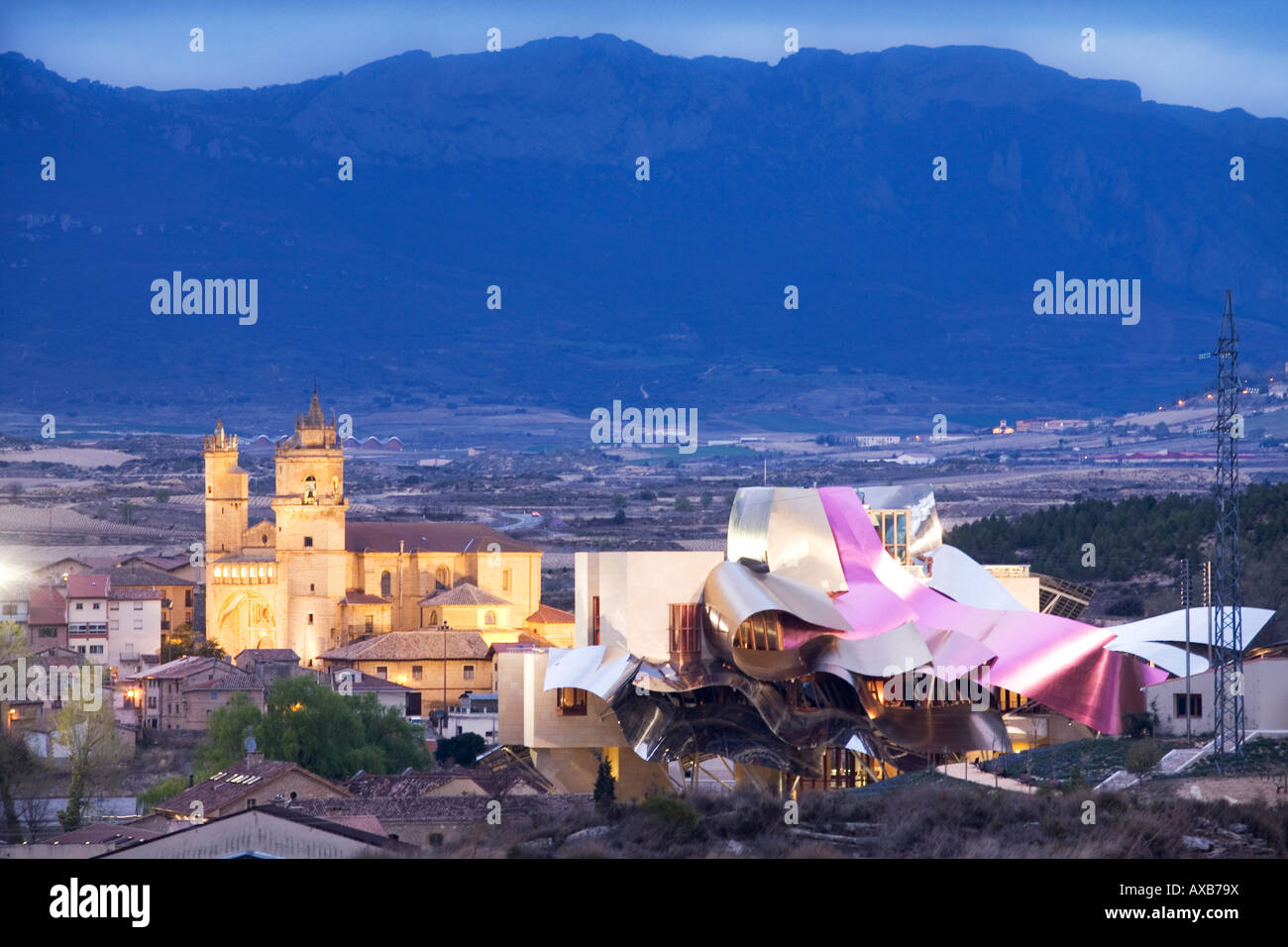 Bodegas Marques de Riscal in der spanischen La Rioja, gemacht von dem Architekten Frank O Gehry bei Dämmerung, Elciego, Spanien, Europa Stockfoto
