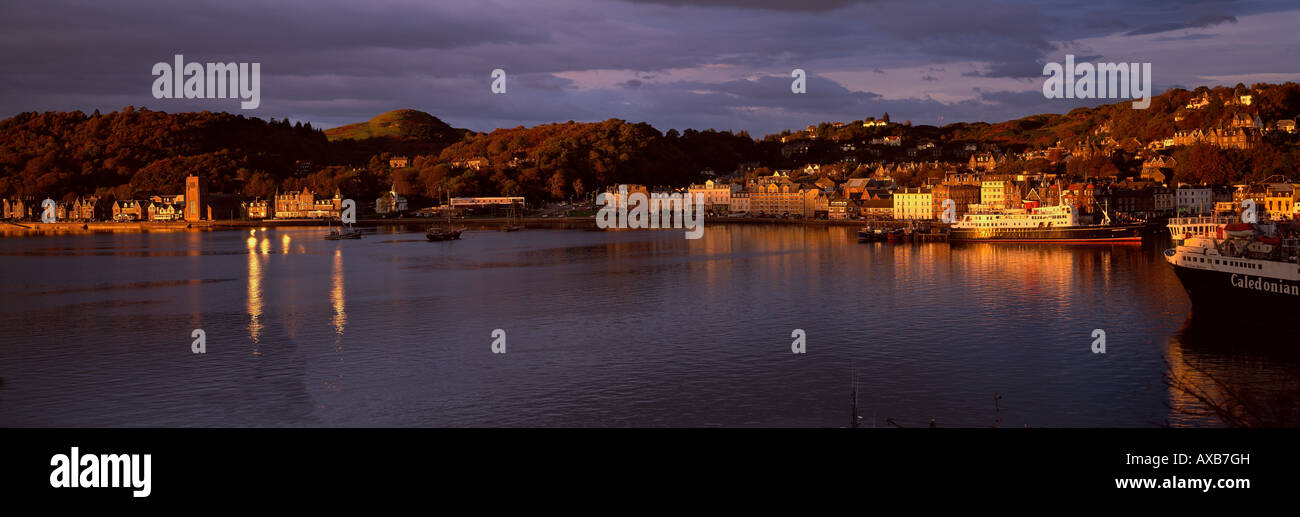 Oban Stadt und Oban Bay im warmen Abendlicht Argyll Strathclyde Scotland UK Stockfoto