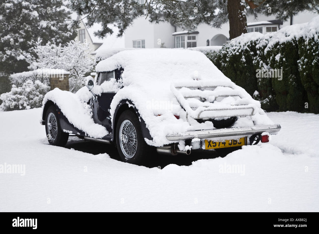 Rückansicht des Morgan Sportwagen mit Schnee bedeckt Stockfoto