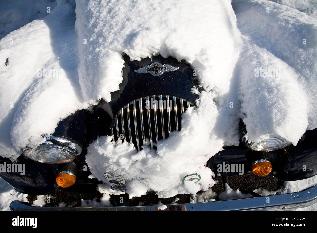 Kühlergrill von einem Morgan Sports Car mit Schnee bedeckt Stockfoto