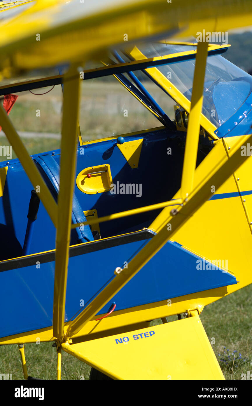 Details Der Piper Cub J 3 Cockpit Dieses Flugzeug Ist Historisch Und Auch Die Welt Beruhmten Leichtflugzeug Trainer Stockfotografie Alamy