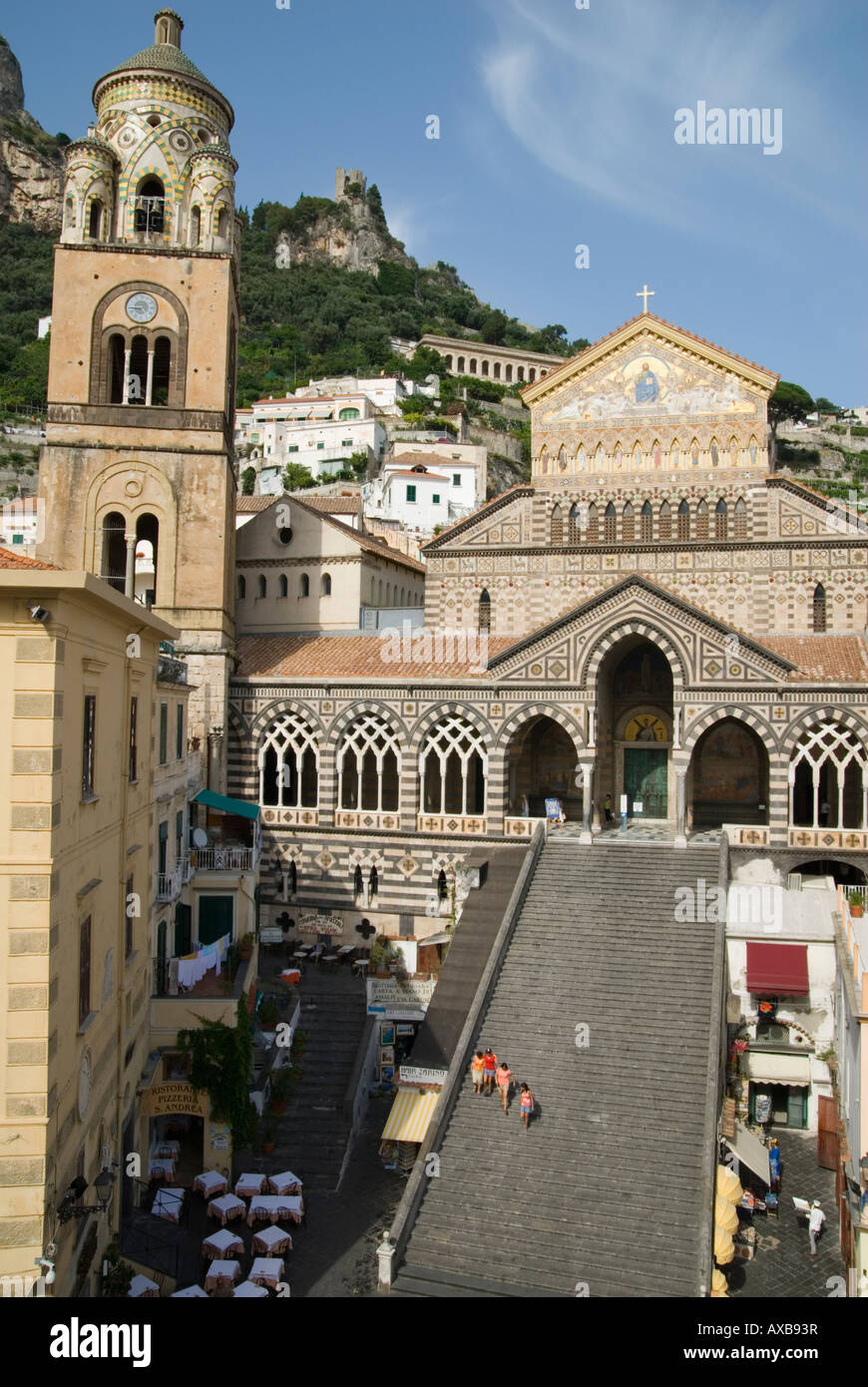 Touristen auf die Schritte unten Saint Andrew's Cathedral und Glockenturm in der Stadt Amalfi, Kampanien, Italien Stockfoto