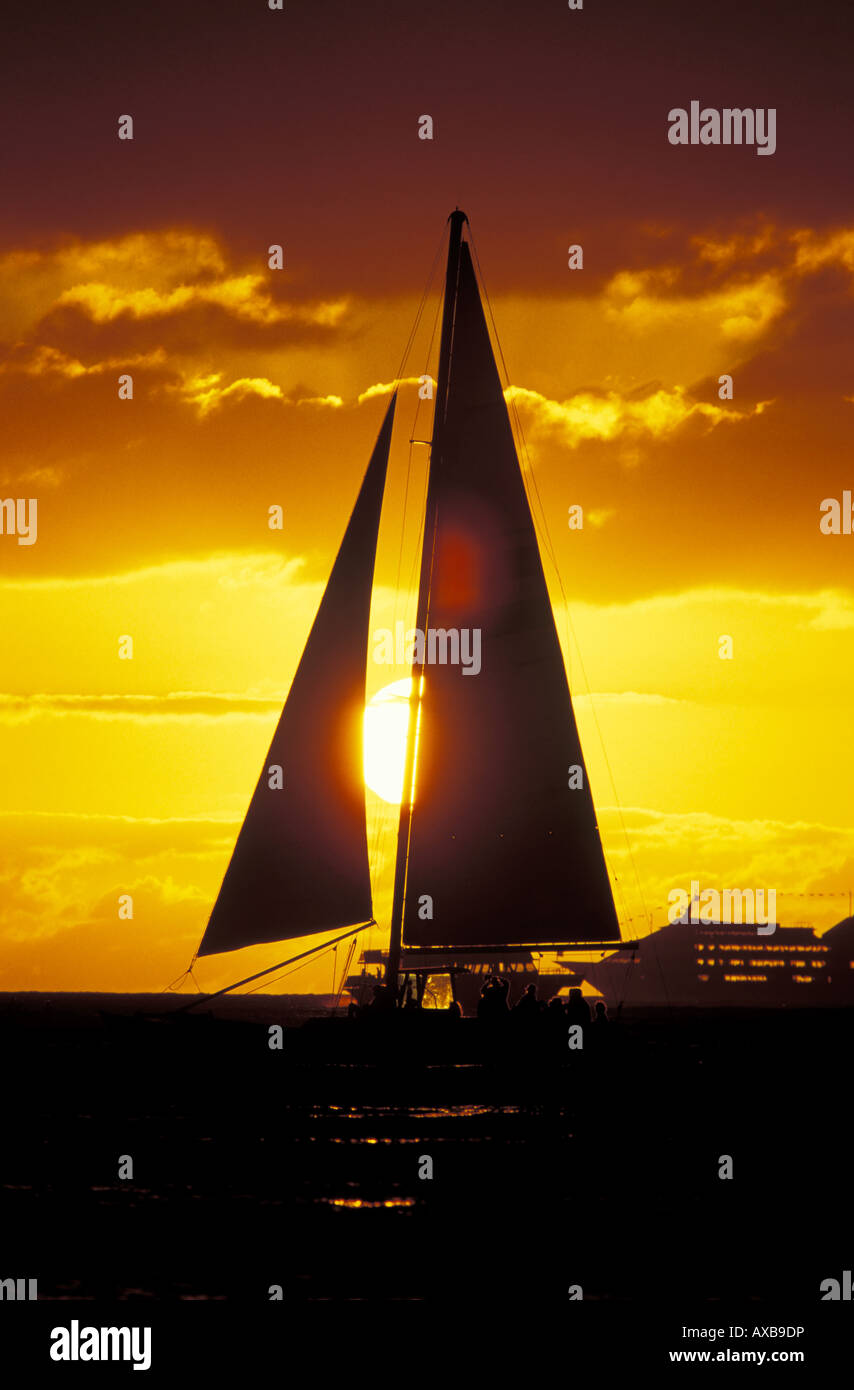 Silhouette Yacht bei Sonnenuntergang Hawaii USA Stockfoto